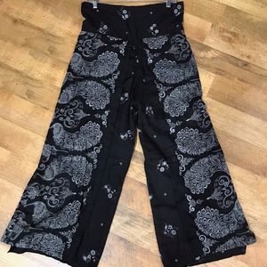 Flowers/Sequences printed pant with side flap